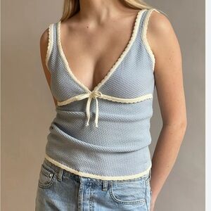 Djerf Avenue Amorini Tank
Top Baby Blue